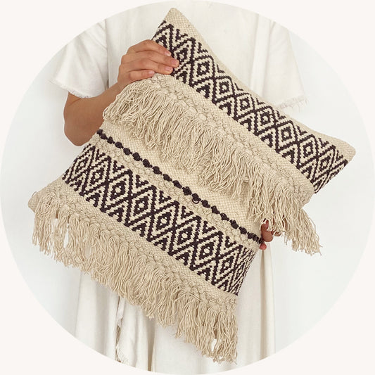 AVÉRA handwoven tassel cushion cover, vintage beige – image 2